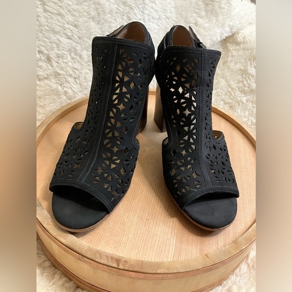 Franco Sarto Black Lace Block Heel Velvety Size 9 - Picture 2 of 9